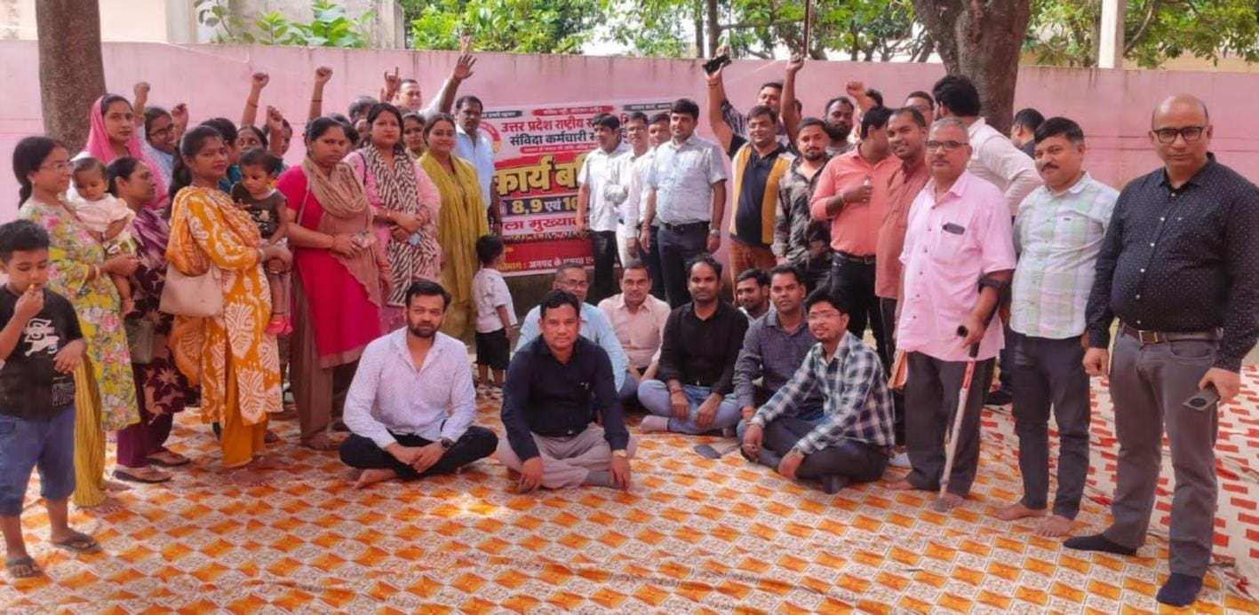 संयुक्त जिला चिकित्सालय में प्रदर्शन करते संविदा स्वास्थ्य कर्मी।