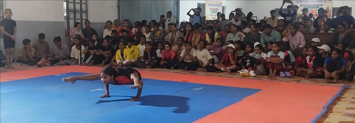 Azamgarh News: वाराणसी की खुशी प्रथम, आजमगढ़ की जाह्नवी को दूसरा स्थान