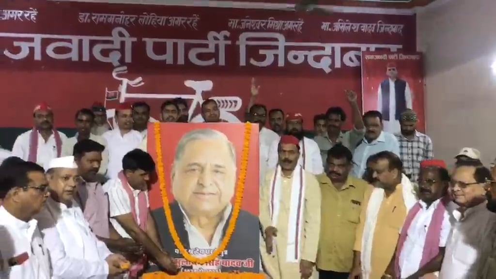 Shahjahanpur News: मुलायम सिंह यादव की पुण्यतिथि पर सपाइयों ने दी श्रद्धांजलि
