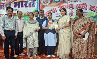 शाहजहांपुर में जय भारत संस्था के कार्यक्रम में मेधावी छात्रा को सम्मानित करतीं भाजपा महानगर अध्
