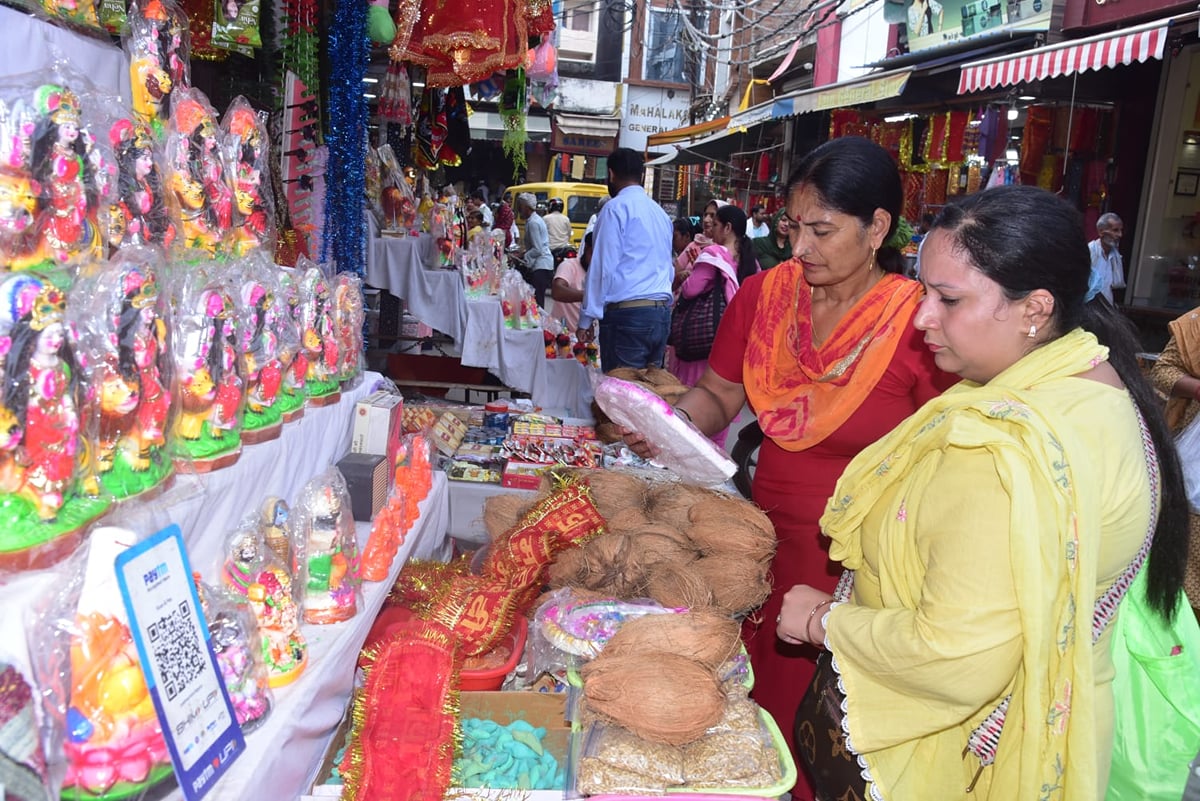 नवरात्र : बाजारों में बढ़ी रौनक, चुनरी-नारियल की खरीदारी बढ़ी