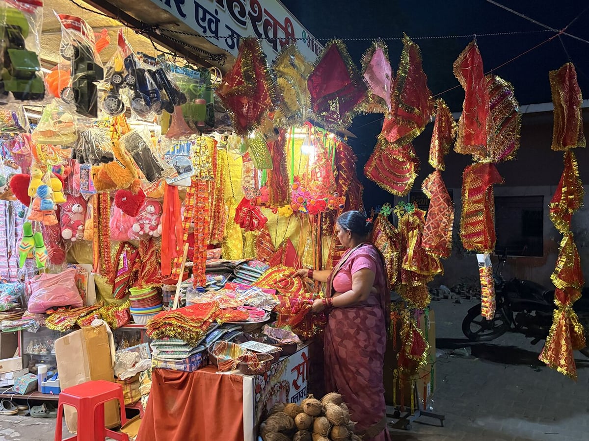 Siddharthnagar News: आस्था के बाजार में बढ़ी हलचल