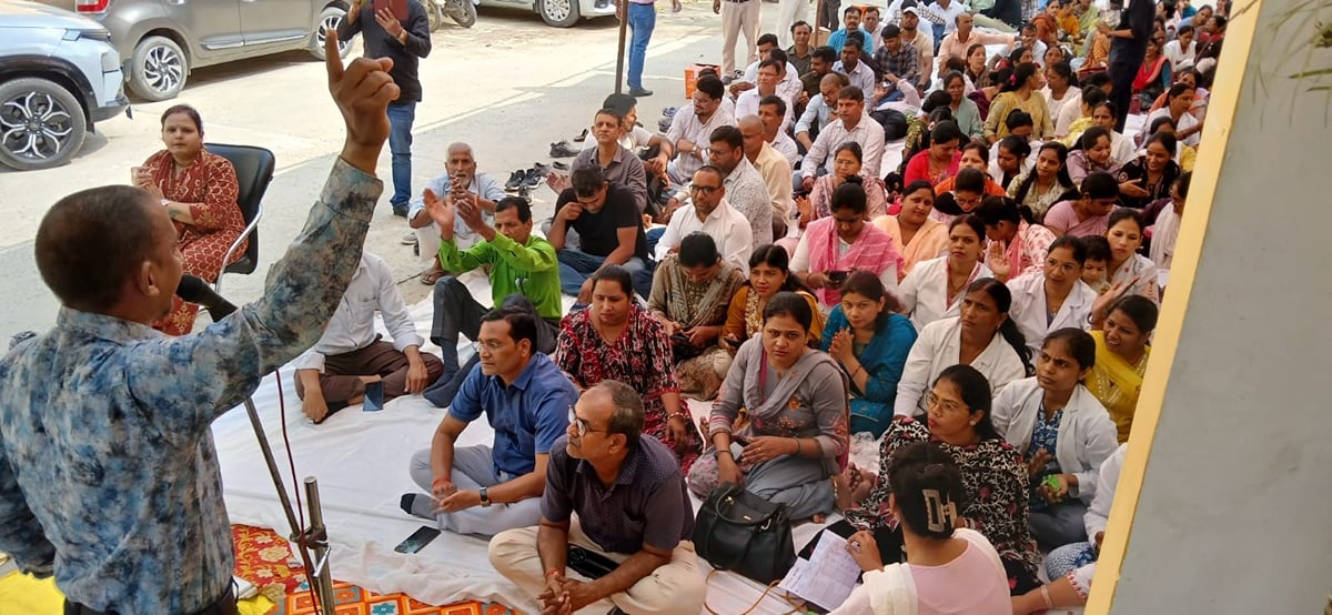 Ambedkar Nagar News: संविदा कर्मचारी हड़ताल पर, स्वास्थ्य सेवाएं प्रभावित