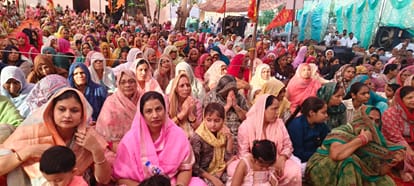 श्री दुर्गा मंदिर में श्रीमद्भागवत महापुराण कथा सुनते श्रद्धालु।