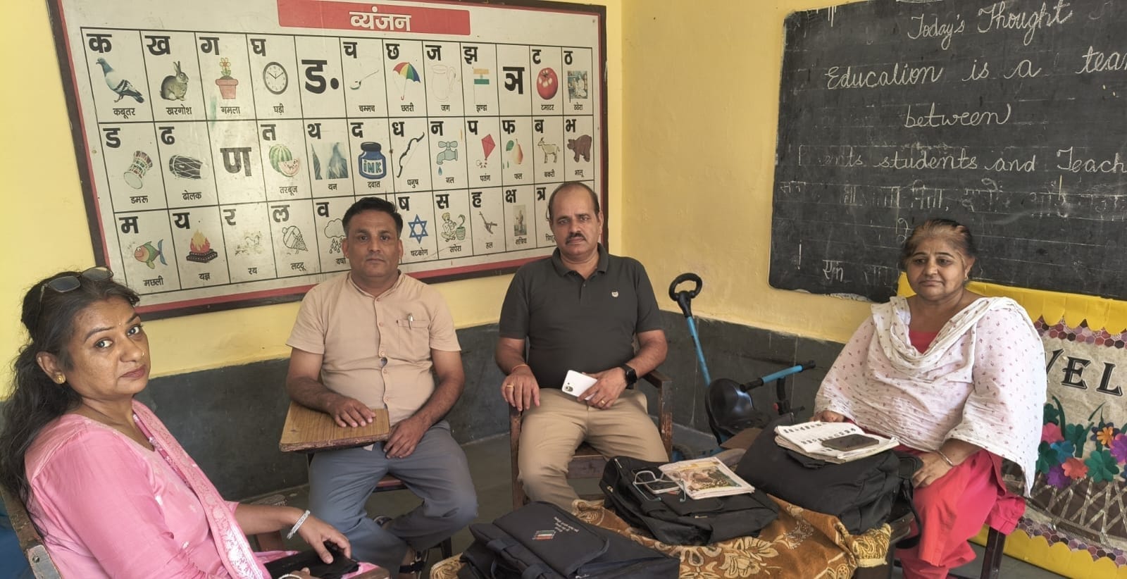 शिविर लगाकर सुनवाई करते कर्मचारी। स्रोत : प्रशासन