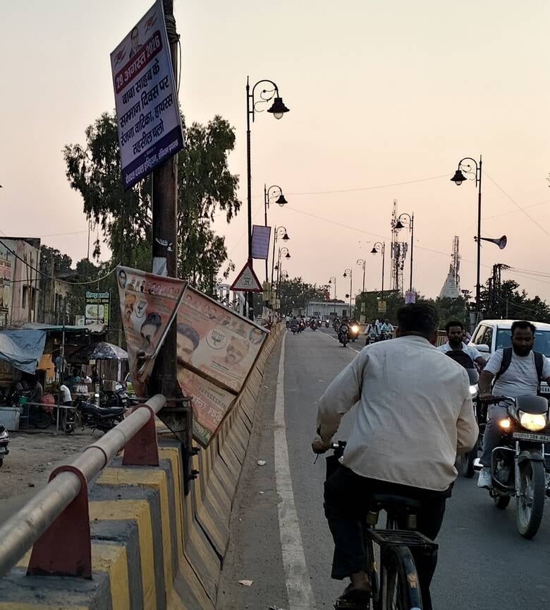 Hathras News: होर्डिंग लगाने में नियमों की अनदेखी, बढ़ा हादसों का खतरा