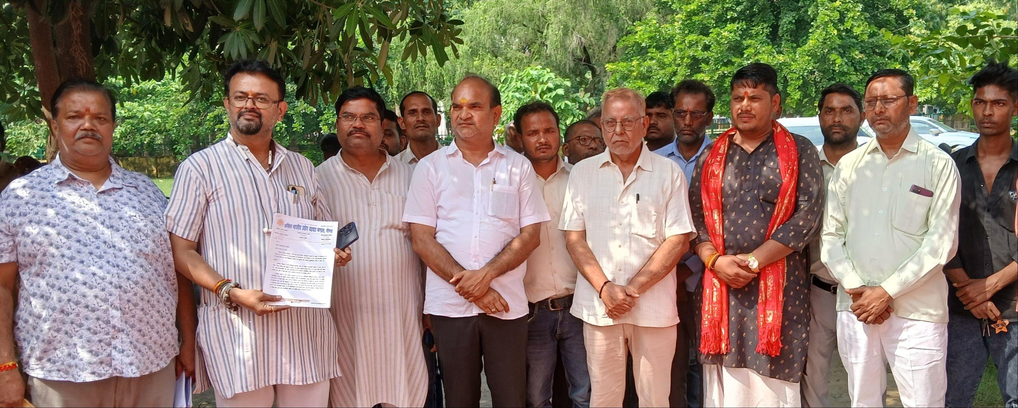 टाउनहाल के बाहर डीएम को ज्ञापन देने पहुंचे व्यापारी। -संवाद