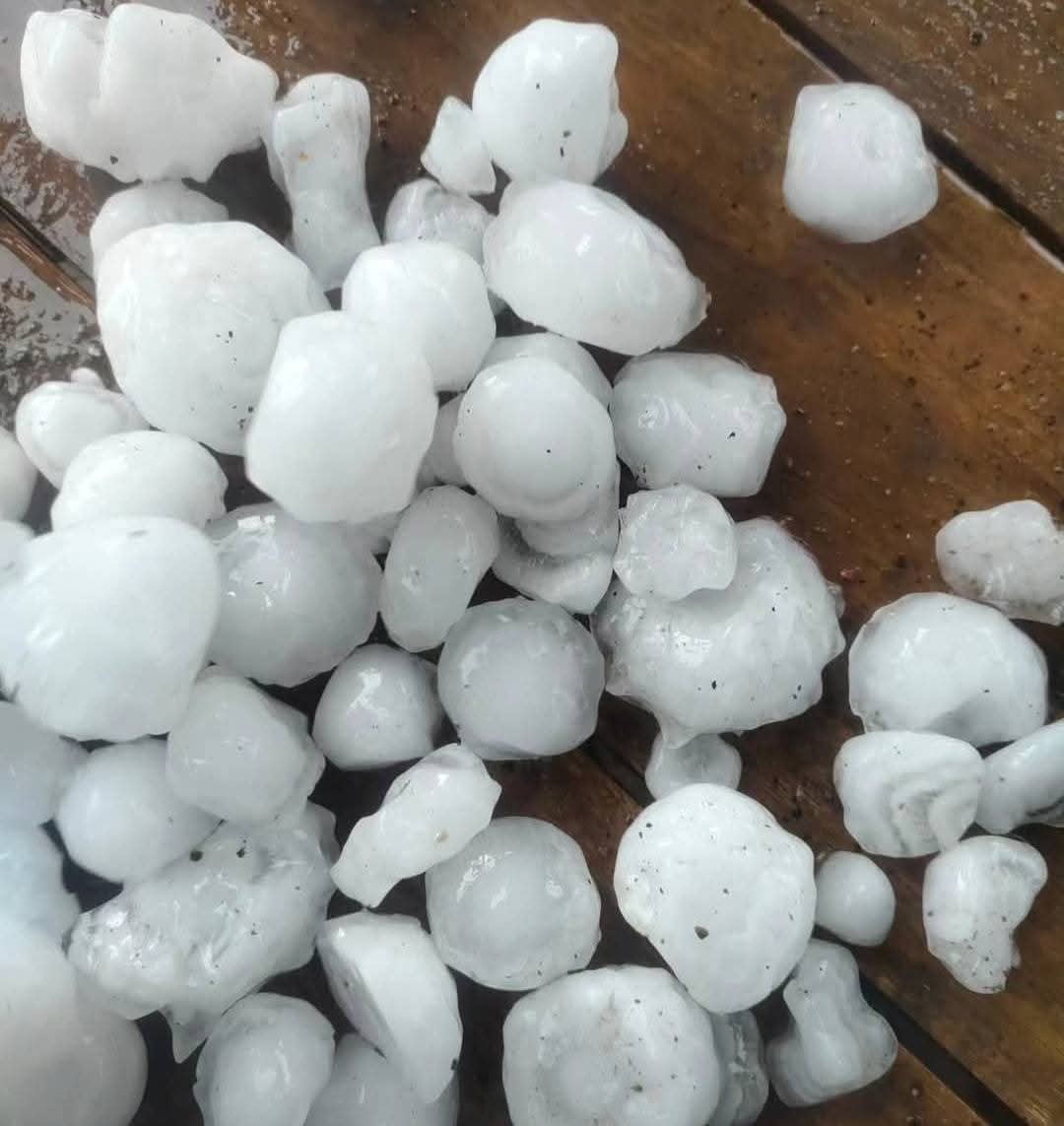 Agra News: दोपहर में तेज धूप ने सताया... शाम को आंधी चलने के साथ देहात में गिरे ओले