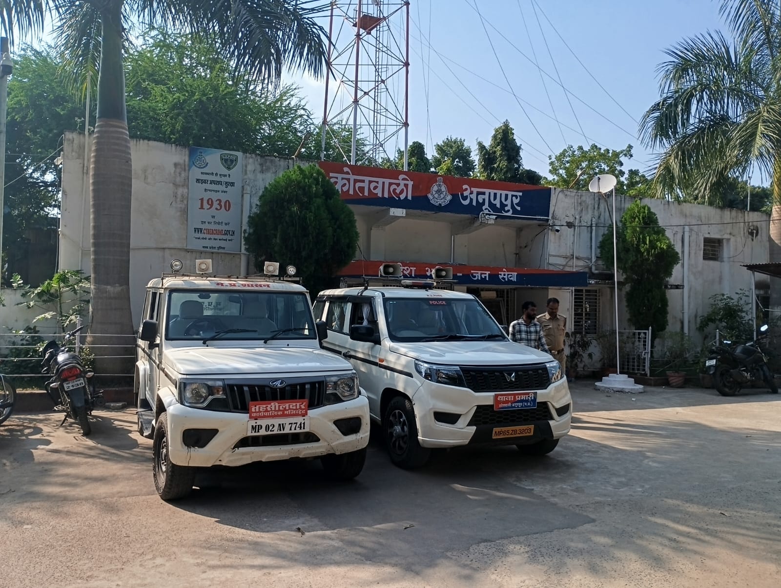 थाने में तहसीलदार की खड़ी गाड़ी