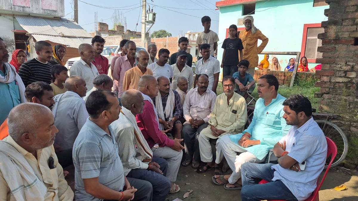 Kushinagar News: सड़क किनारे रखे बैरिकेड से टकराकर युवक की मौत, साथी की हालत गंभीर