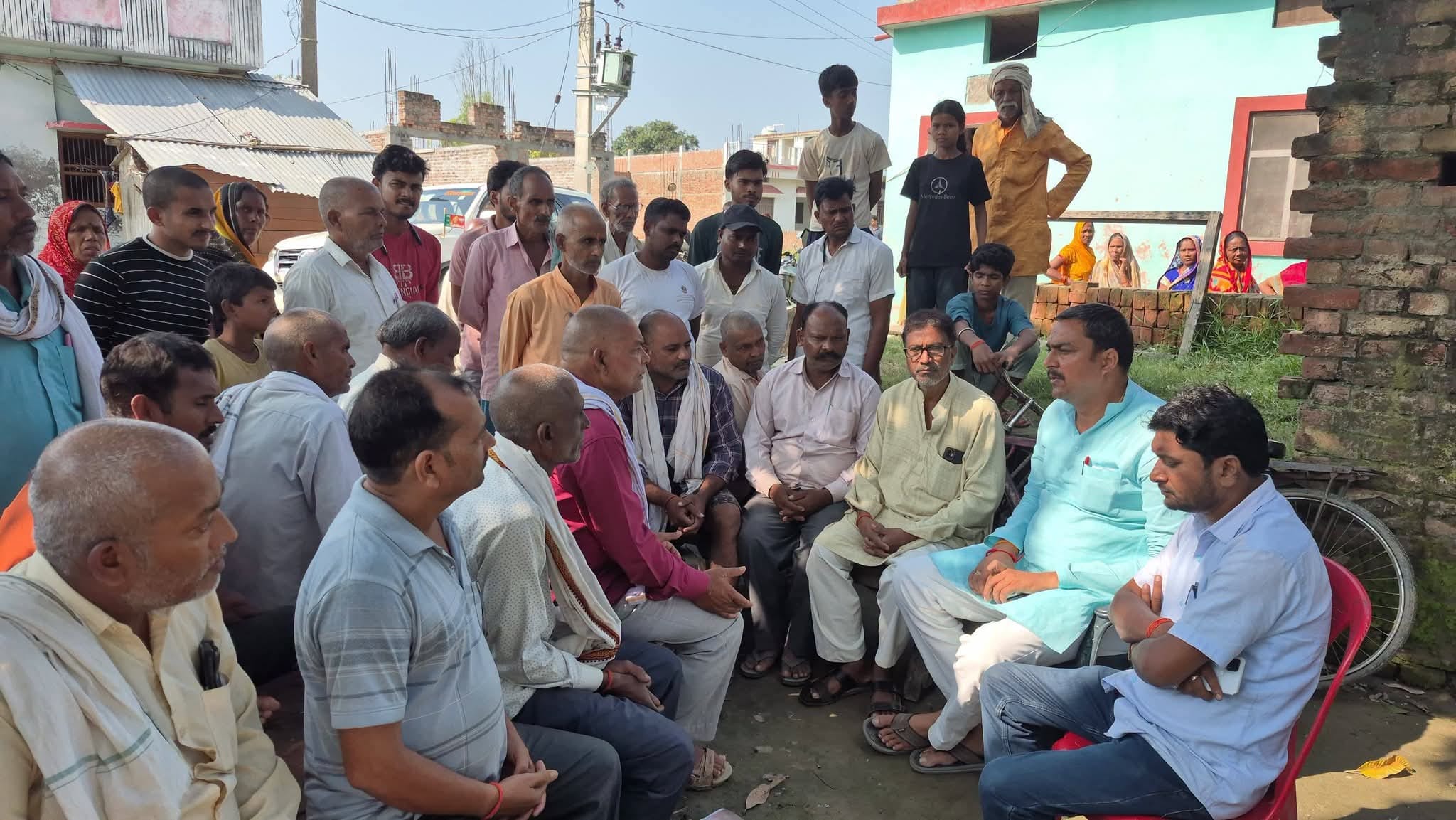 दुर्घटना में अभिषेक की मौत के बाद ,दरवाजे पर संवेदना जताने पहुंचे लोग।
