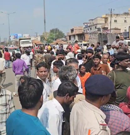 दुर्घटना स्थल पर लोगों की भीड़