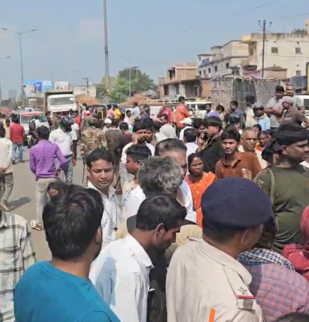 दुर्घटना स्थल पर लोगों की भीड़