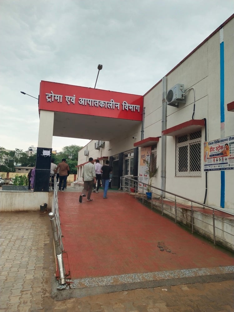दौसा में जयपुर-आगरा हाईवे पर भीषण हादसा: स्लीपर बस को ट्रक ने पीछे से मारी टक्कर, महिला की मौत, 25 घायल