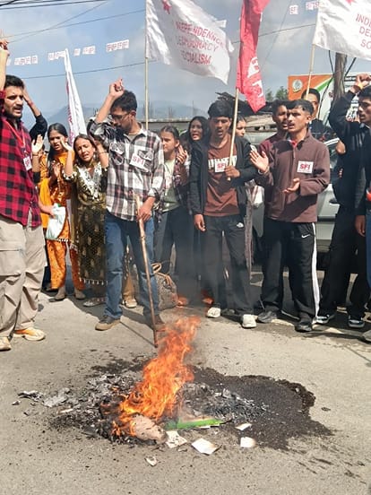 ठियोग में एसएफआई कार्यकर्ता रैली के दौरान मुख्य चुनाव आयुक्त का पुतला जलाते हुए। संवाद