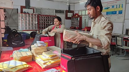 धर्मशाला के डाक विभाग में पार्सलों को डिलीवरी के लिए बैग में डालते हुए डाक कर्मी। अमर उजाला
