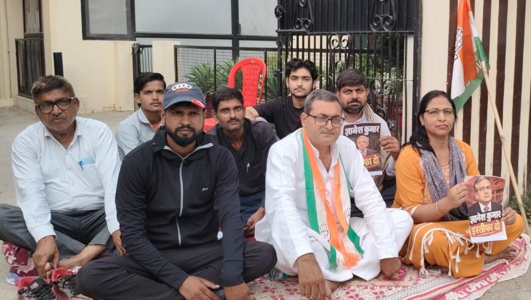 Budaun News: पुलिस ने रोका तो आवास के बाहर धरने पर बैठे कांग्रेस जिलाध्यक्ष