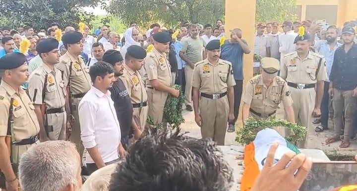 Bulandshahar News: बीएसएफ जवान धीरेंद्र सिंह को नम आंखों से दी अंतिम विदाई