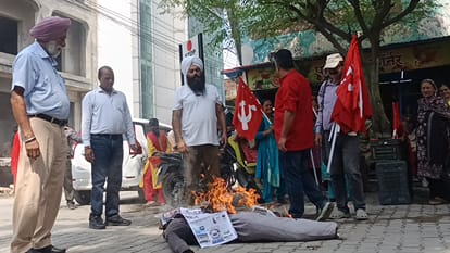 विभिन्न जनवादी संगठनों व किसान सभा ने पांवटा साहिब में किया धरना प्रदर्शन, सीईसी पुतला फूंका