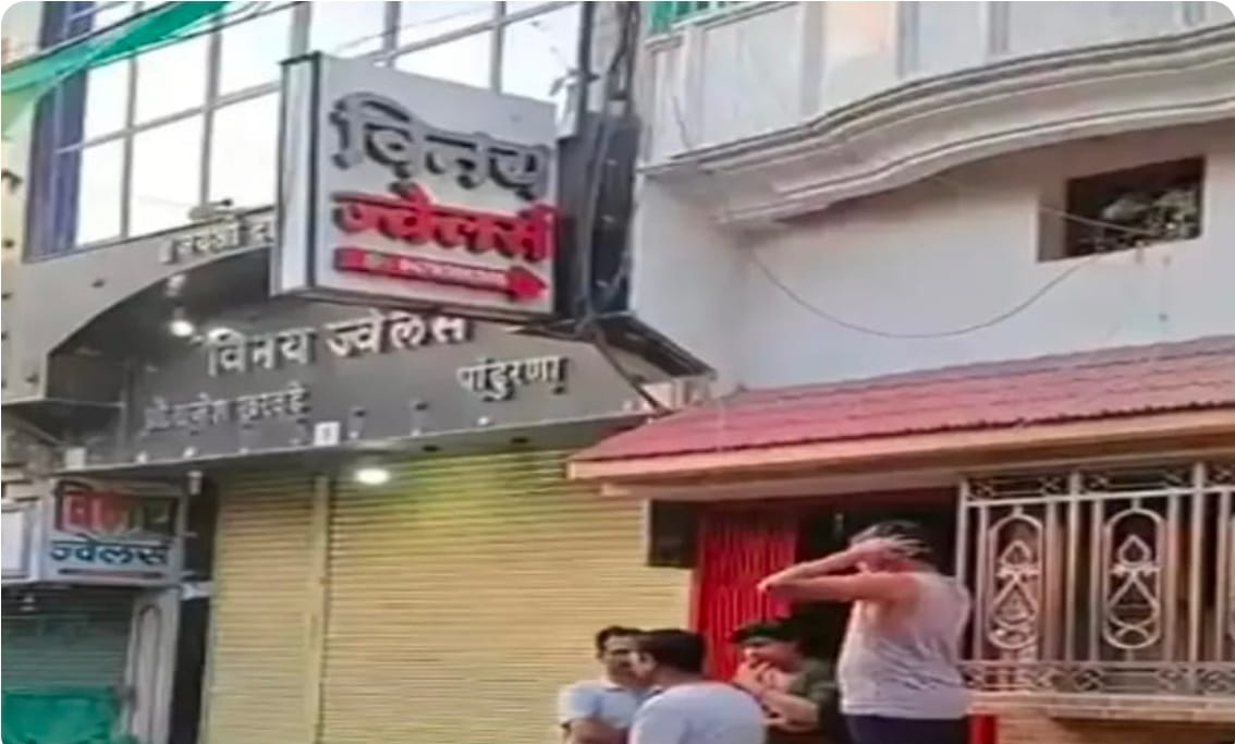 Pandhurna: Masked Robbers Hold Jeweller’s Family Hostage, Loot Gold and Cash; Owner Attacked with Iron Rod
