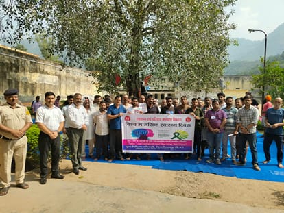 विश्व मानसिक स्वास्थ्य दिवस पर जबली जेल में आयोजित कार्यक्रम में मौजूद कैदी और अन्य।  स्रोत: स्