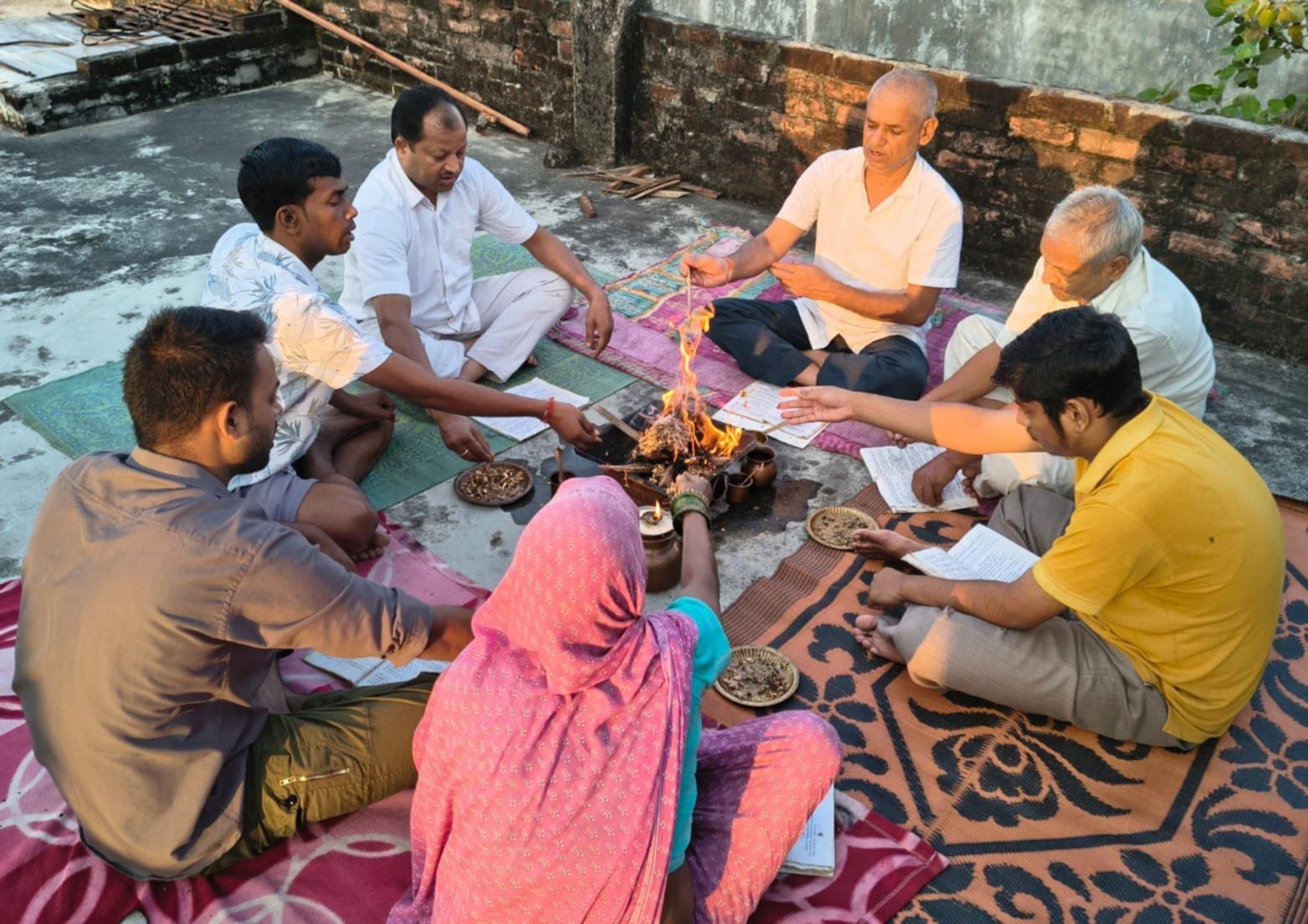 आर्य मंदिर सामूहिक हवन करते लोग।