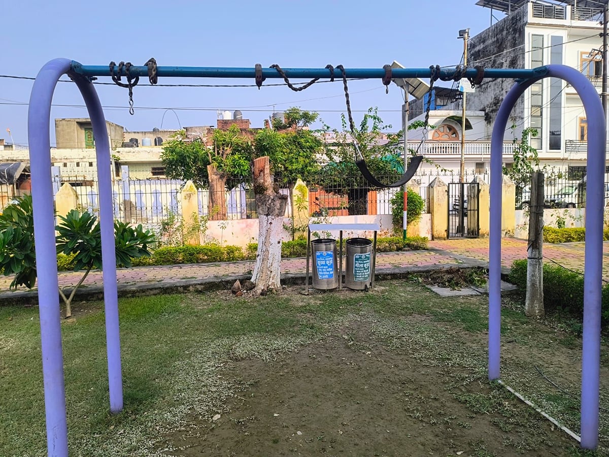 Shahjahanpur News: पार्कों से रौनक गायब... कहीं टूटे झूले तो कहीं कसरत के लिए लगाईं मशीनें खराब
