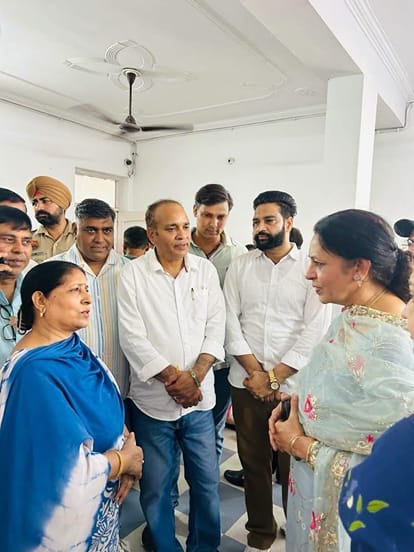 अंबाला छावनी के श्याम नगर स्थित स्कूल में लगे शिविर के दौरान मंत्रणा करतीं नप अध्यक्ष व सीएमओ