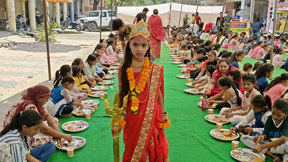 उज्जैन न्यूज: नवरात्रि के पहले दिन सेवा भारती ने कराया कन्या भोज, माता के स्वरूपों में सजीं नन्हीं बालिकाएं