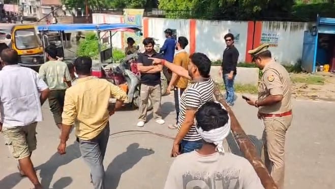 अलीगंज मार्ग पर बिजली न आने पर जाम को खुलवाती पुलिस। स्रोत वीडियोग्रैब