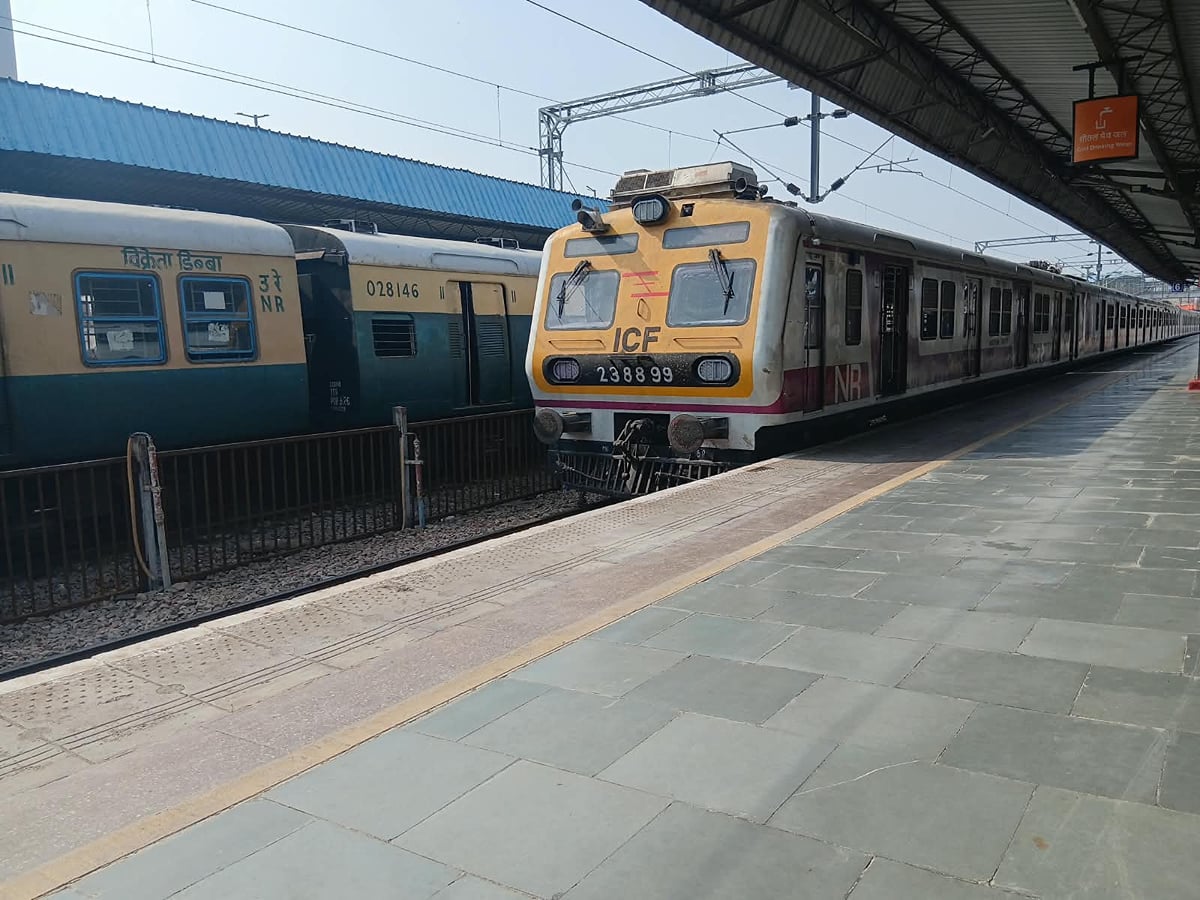 Aligarh News: ट्रेनें निरस्त होने से वाहनों की तलाश में भटके यात्री