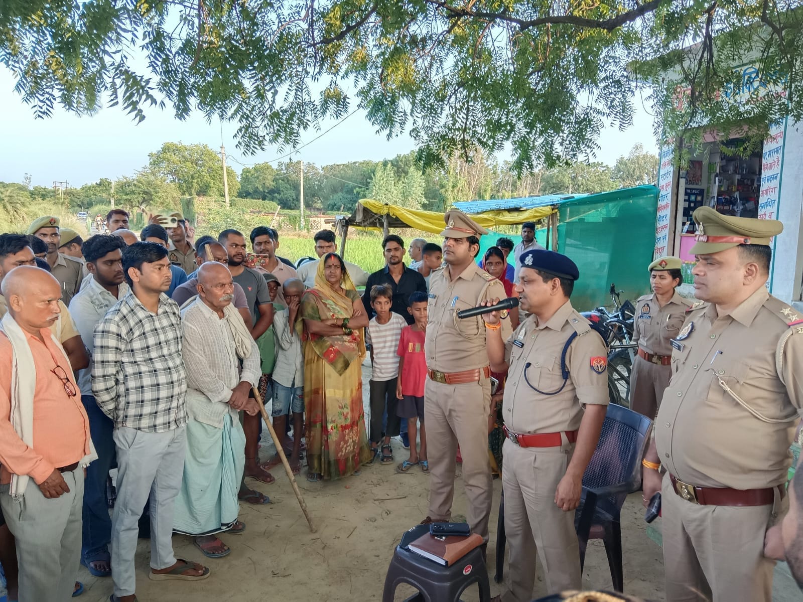 अंधऊ एयरपोर्ट के सुरक्षा घेरे में आने वाले ग्रामीणों को जागरूक करते एसपी सिटी डॉ. राकेश मिश्रा।