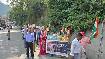 बीबीएमबी कॉलोनी से पंडोह बाजार तक रोष रैली निकालते हुए कांग्रेसी। संवाद