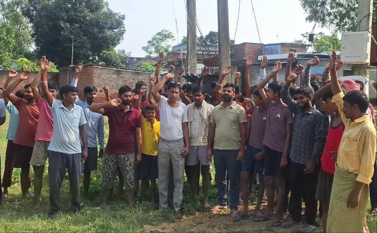 Bahraich News: 18 दिन से बिजली गुल, ग्रामीणों ने जाम किया हाईवे