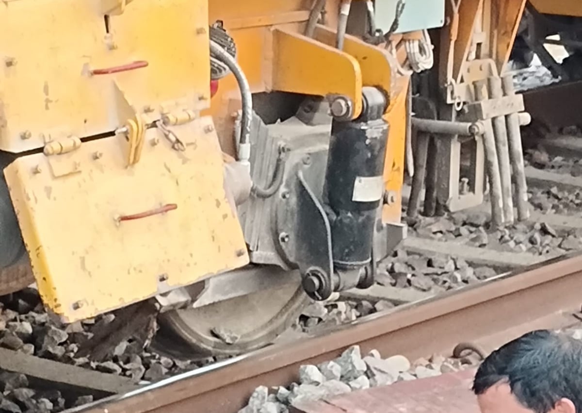Raebareli News: गिट्टियों का ढेर ऊंचा होने से उतरे थे पहिये