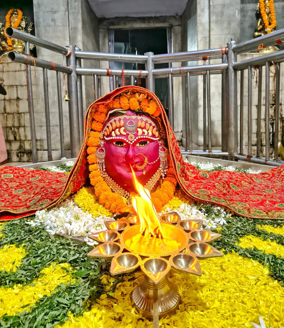 Agra News: माता रानी के रूप में हुआ ब्रह्मलाल महाराज का शृंगार