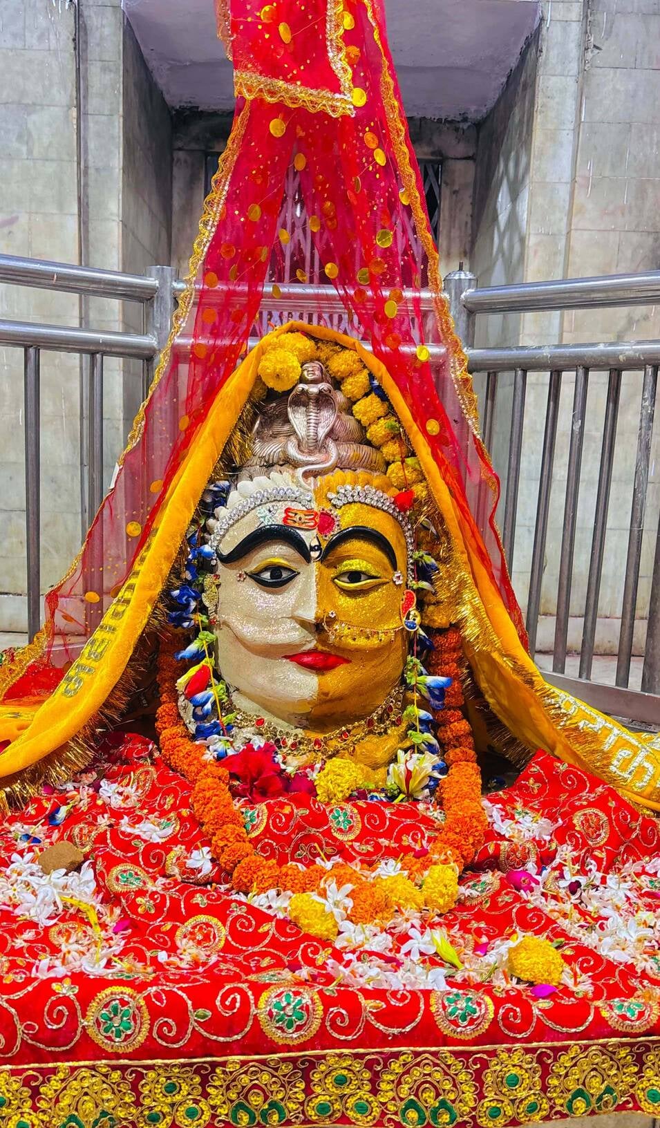Agra News: शारदीय नवरात्र पर मां भवानी के रूप में हुआ ब्रह्मलाल महाराज का भव्य शृंगार