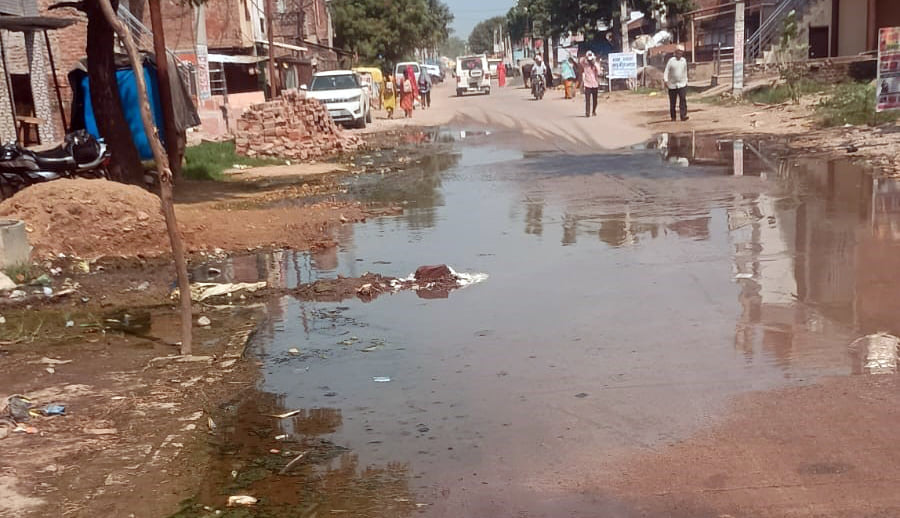 Agra News: नंदगवा रोड का नाला बंद, सड़क पर बह रहा पानी
