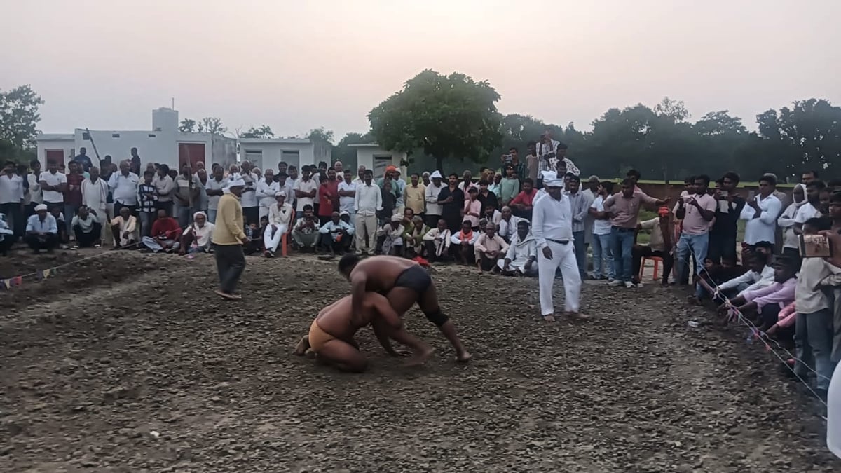 Azamgarh News: बराबरी पर छूटा फाइनल, 54 पहलवानों ने आजमाए दांव