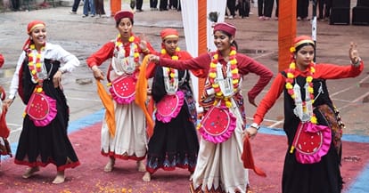 भुंतर स्कूल में राज्य स्तरीय छात्रा वर्ग खेलकूद प्रतियोगिता के समापन अवसर पर नाटी प्रस्तुत करती