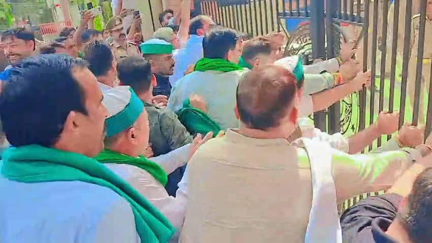 Bijnor News: गेट की जंजीर तोड़कर कलक्ट्रेट में घुसे किसान, किया प्रदर्शन