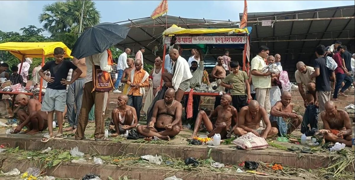 Chandauli News: पितृ अमावस्या पर गंगा घाटों पर उमड़ी भीड़, पितरों का किया तर्पण