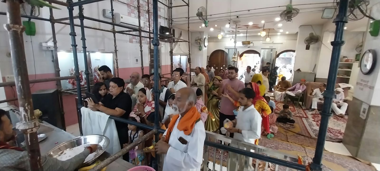 बारा हजारी स्थित दुर्गा माता मंदिर में पूजा के लिए पहुंचे श्रद्धालू। संवाद