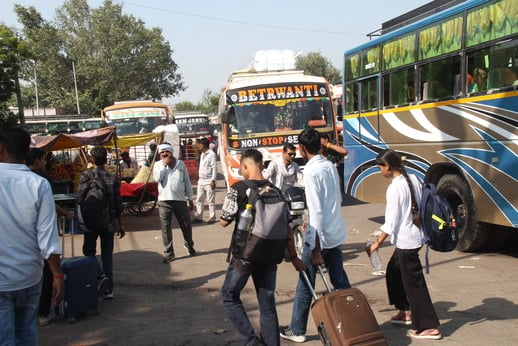 Jhansi News: यूपी संपर्क क्रांति समेत कई ट्रेन रद्द, झांसी स्टेशन पर भटके यात्री
