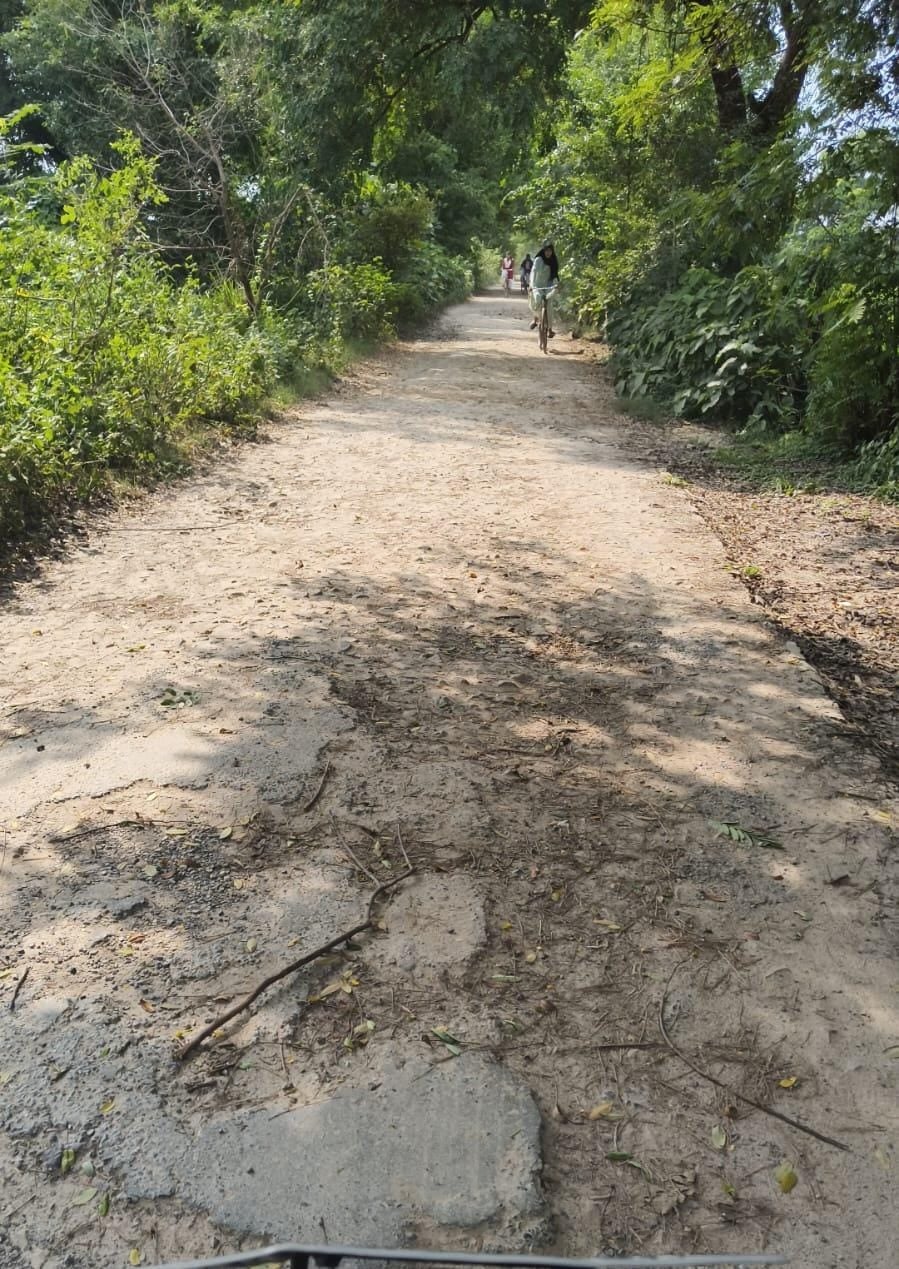 Ambedkar Nagar News: रामनगर-बिड़हर मार्ग पर जगह-जगह गड्ढे