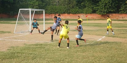 छावनी के रॉबर्ट पैवेलियन मैदान में आयोजित फुटबाल मैच में भिड़ते केवी नंबर दो और डीएवी रिवरसाइड
