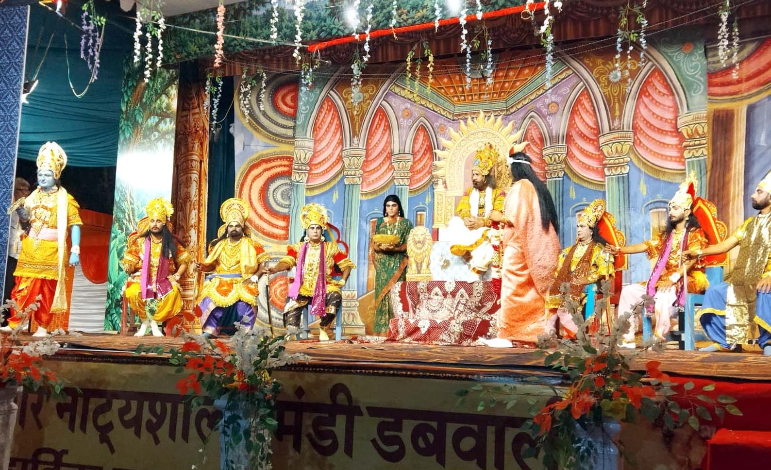 डबवाली में रामलीला में दशरथ के दरबार का मंचन करते  कलाकार। 