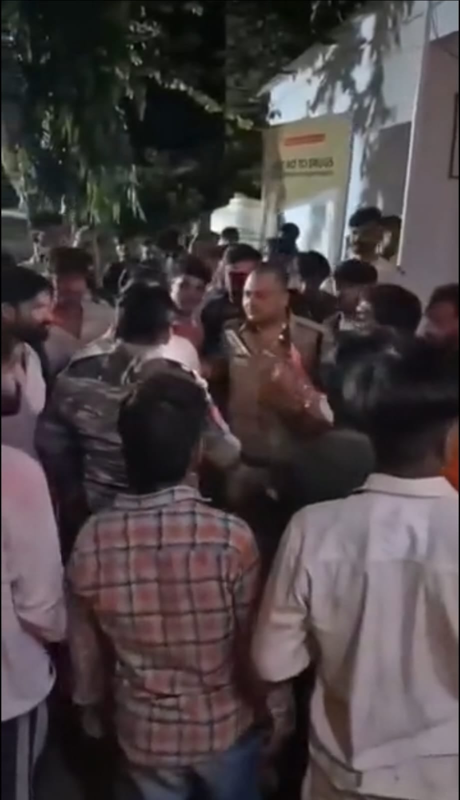शिवपुरी: माता के पंडाल के पास डीजे बजाने को लेकर देर रात विवाद, पुलिसकर्मियों पर लगे मारपीट के आरोप