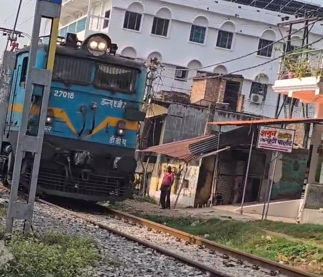 Ghazipur News: गुजर रही थी ट्रेन, रेलवे ट्रैक पर अचानक आ गया ट्रैक्टर