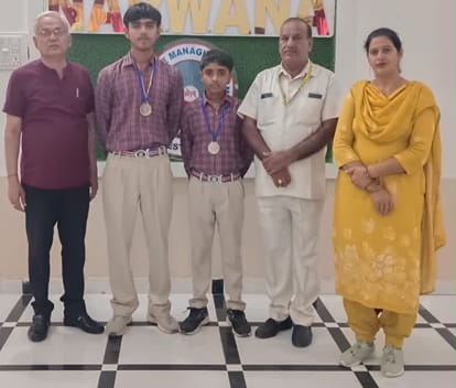 फोटो 1 नरवाना। विजेता खिलाड़ियों को सम्मानित करते हुए विद्यालय स्टाफ सदस्य। स्रोत संस्थान।